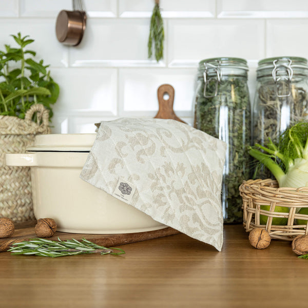 The linen pot holder come in a variety of pastel and rich colours, which are a perfect match for our other home textiles.