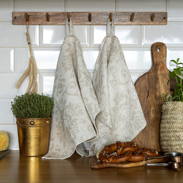 The royal floral pattern tea towels made of natural linen are durable, making them the ideal companions for your daily culinary adventures. Carefully and precisely crafted, our linen tea towels are not only practical but also add colour and sophistication to your kitchen.