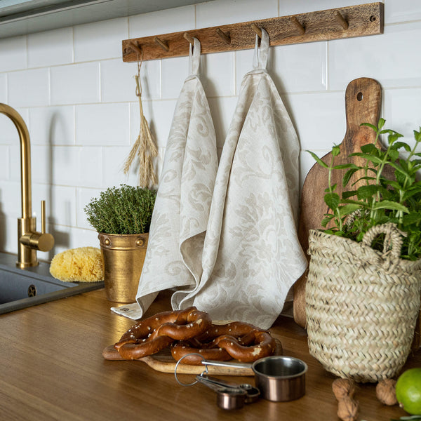 The royal floral pattern tea towels made of natural linen are durable, making them the ideal companions for your daily culinary adventures. Carefully and precisely crafted, our linen tea towels are not only practical but also add colour and sophistication to your kitchen.
