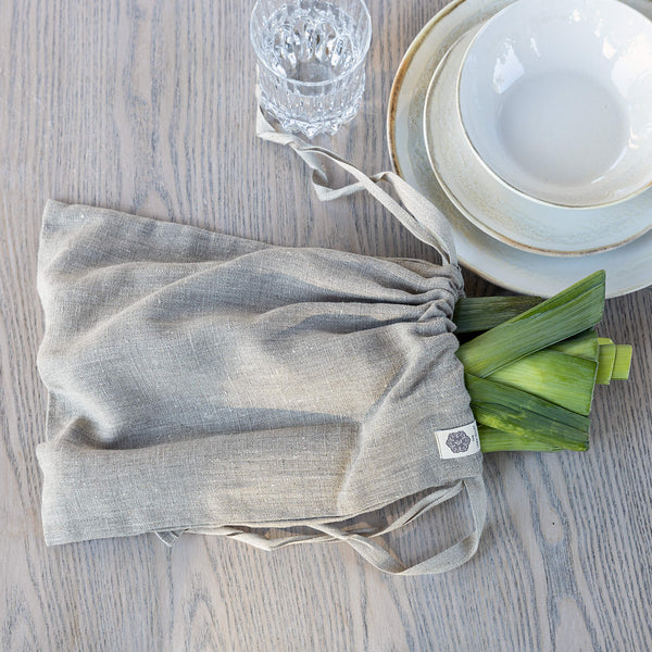 The bread bag is designed to be tied with a drawstring, which also helps to preserve all the good qualities of the bread.