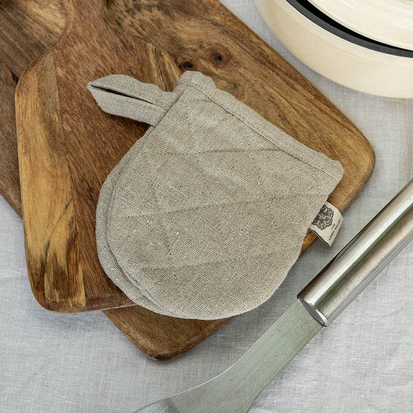 The linen oven mitt come in a variety of pastel and rich colours, which are a perfect match for our other home textiles.