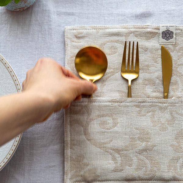 Royal Floral Pattern linen cutlery holder will make your table setting look neat and tidy. Decorative cutlery pouch can be paired with table napkins or other table linens, mixed or matched.