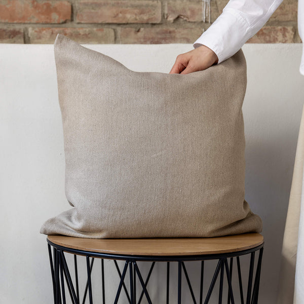 Mix and match the colours of the pillow sham boldly and create a unique atmosphere in your home. The natural linen fabric is hard-wearing and lasts for many years, so this cover will delight you for a long time and add an irreplaceable natural charm to your home.