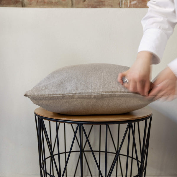 Mix and match the colours of the pillow sham boldly and create a unique atmosphere in your home. The natural linen fabric is hard-wearing and lasts for many years, so this cover will delight you for a long time and add an irreplaceable natural charm to your home.