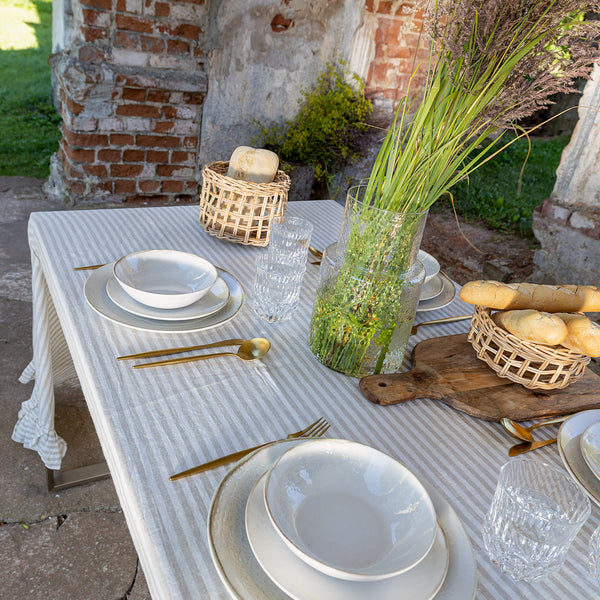 Listen to your wishes and dreams and give your dining area a new character with our striped linen tablecloth in an easy and stylish way. Our linen tablecloths are made from high quality natural linen and are designed to last you a long time.