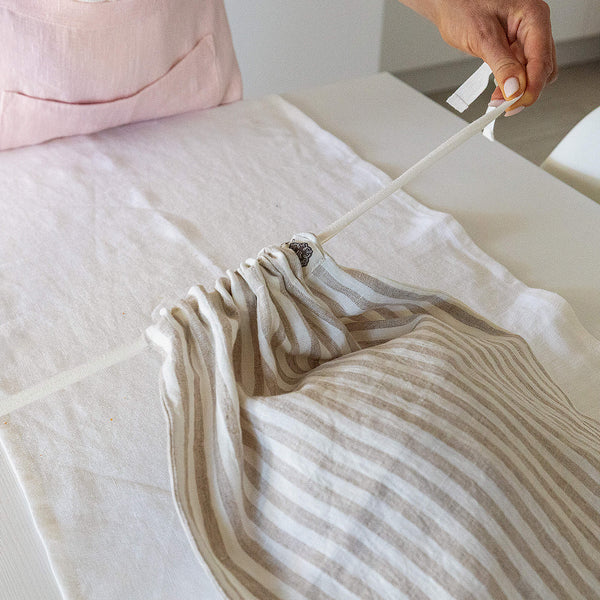 The linen bread bag is made of natural linen, so all the good qualities of linen, such as breathability and moisture permeability, serve to ensure maximum freshness of the bread, resulting in bread that does not go stale as quickly.