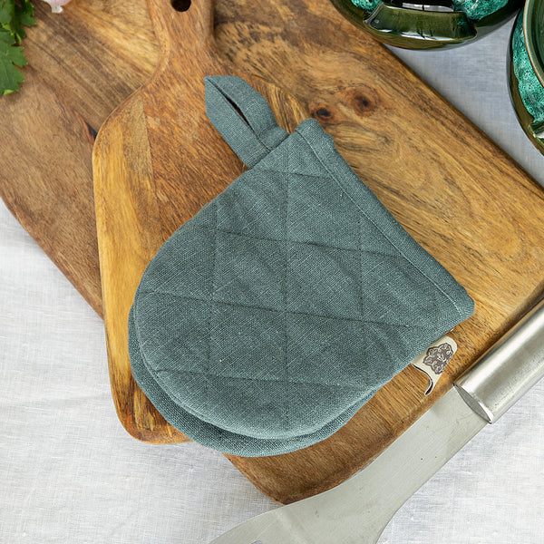 The linen oven mitt come in a variety of pastel and rich colours, which are a perfect match for our other home textiles.