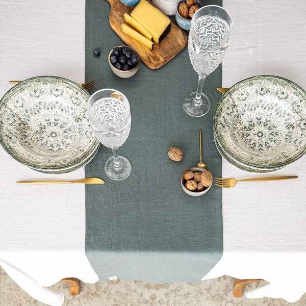 Give your table a touch of distinction and decoration with our teal blue linen table runner. Use the table runner on its own or combine it with a linen tablecloth, placemats or napkins.
