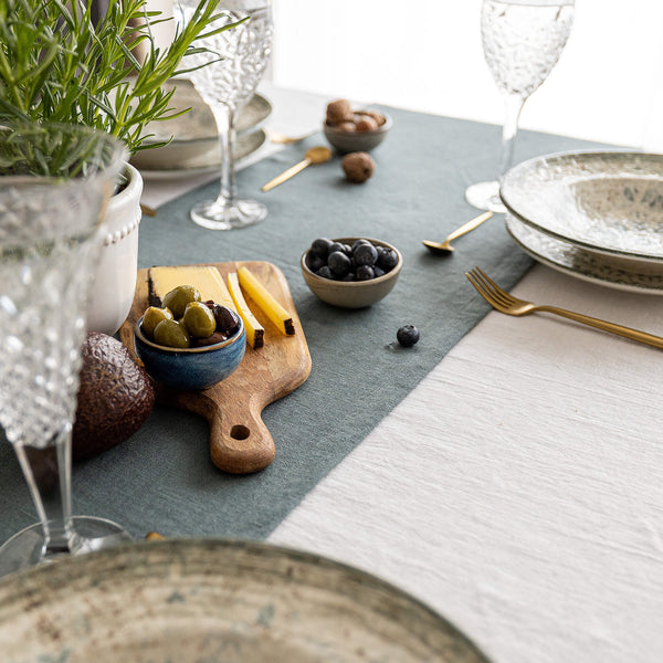 Give your table a touch of distinction and decoration with our teal blue linen table runner. Use the table runner on its own or combine it with a linen tablecloth, placemats or napkins.