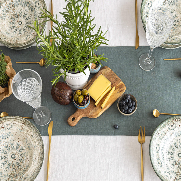 Give your table a touch of distinction and decoration with our teal blue linen table runner. Use the table runner on its own or combine it with a linen tablecloth, placemats or napkins.