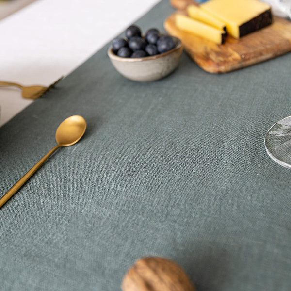 Give your table a touch of distinction and decoration with our teal blue linen table runner. Use the table runner on its own or combine it with a linen tablecloth, placemats or napkins.