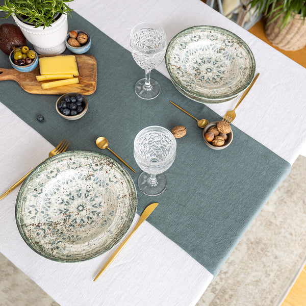 Give your table a touch of distinction and decoration with our teal blue linen table runner. Use the table runner on its own or combine it with a linen tablecloth, placemats or napkins.