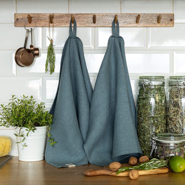 The teal blue tea towels made of natural linen are durable, making them the ideal companions for your daily culinary adventures. Carefully crafted, our linen tea towels are not only practical but also add colour and sophistication to your kitchen.
