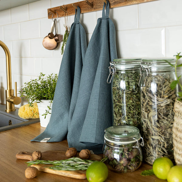 The teal blue tea towels made of natural linen are durable, making them the ideal companions for your daily culinary adventures. Carefully crafted, our linen tea towels are not only practical but also add colour and sophistication to your kitchen.