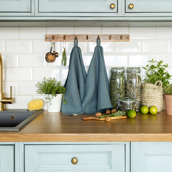 The teal blue tea towels made of natural linen are durable, making them the ideal companions for your daily culinary adventures. Carefully crafted, our linen tea towels are not only practical but also add colour and sophistication to your kitchen.