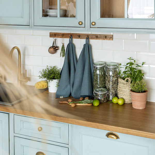 The teal blue tea towels made of natural linen are durable, making them the ideal companions for your daily culinary adventures. Carefully crafted, our linen tea towels are not only practical but also add colour and sophistication to your kitchen.