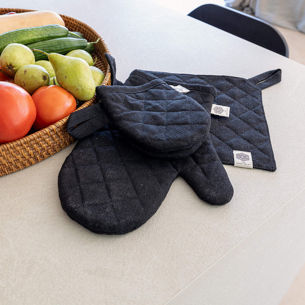 Crafted with care, these black linen oven mitten sets are the perfect companions for your culinary adventures.