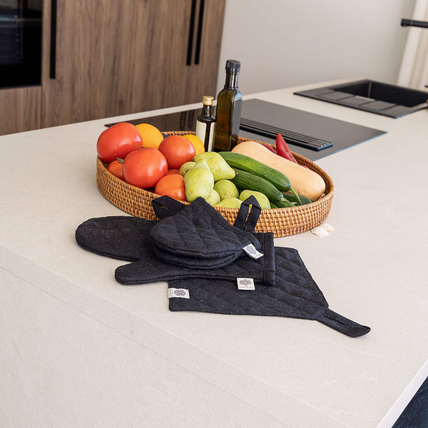 Crafted with care, these black linen oven mitten sets are the perfect companions for your culinary adventures.