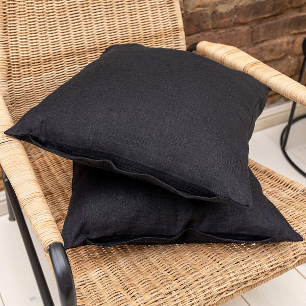 Mix and match the colours of the pillow sham boldly and create a unique atmosphere in your home. The natural linen fabric is hard-wearing and lasts for many years, so this cover will delight you for a long time and add an irreplaceable natural charm to your home.