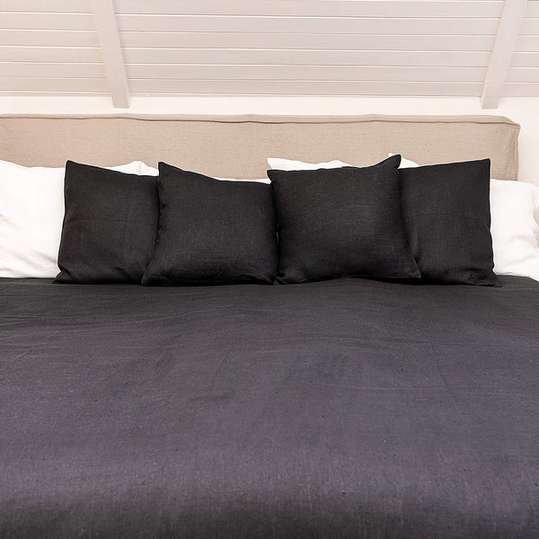 Mix and match the colours of the pillow sham boldly and create a unique atmosphere in your home. The natural linen fabric is hard-wearing and lasts for many years, so this cover will delight you for a long time and add an irreplaceable natural charm to your home.