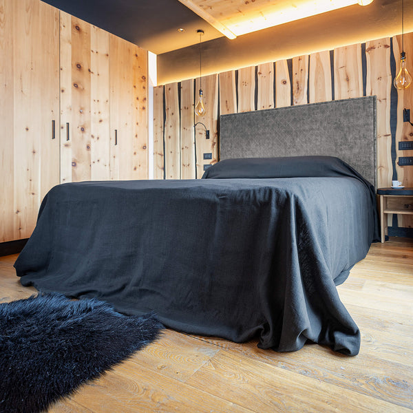 The black linen bedspread has been carefully designed to suit a wide range of interior styles and to blend perfectly in both classic and contemporary home spaces. Linen bedspreads are extremely versatile, fitting into a wide range of interiors and.