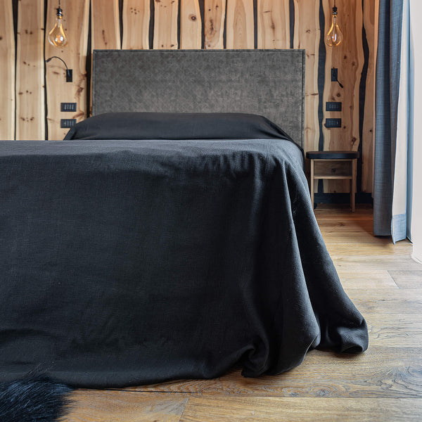 The black linen bedspread has been carefully designed to suit a wide range of interior styles and to blend perfectly in both classic and contemporary home spaces. Linen bedspreads are extremely versatile, fitting into a wide range of interiors and.
