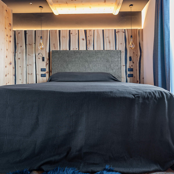 The black linen bedspread has been carefully designed to suit a wide range of interior styles and to blend perfectly in both classic and contemporary home spaces. Linen bedspreads are extremely versatile, fitting into a wide range of interiors and.