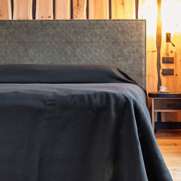 The black linen bedspread has been carefully designed to suit a wide range of interior styles and to blend perfectly in both classic and contemporary home spaces. Linen bedspreads are extremely versatile, fitting into a wide range of interiors and.