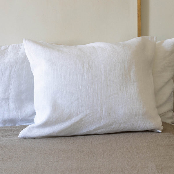 Mix and match the colours of the pillow sham boldly and create a unique atmosphere in your home. The natural linen fabric is hard-wearing and lasts for many years, so this cover will delight you for a long time and add an irreplaceable natural charm to your home.