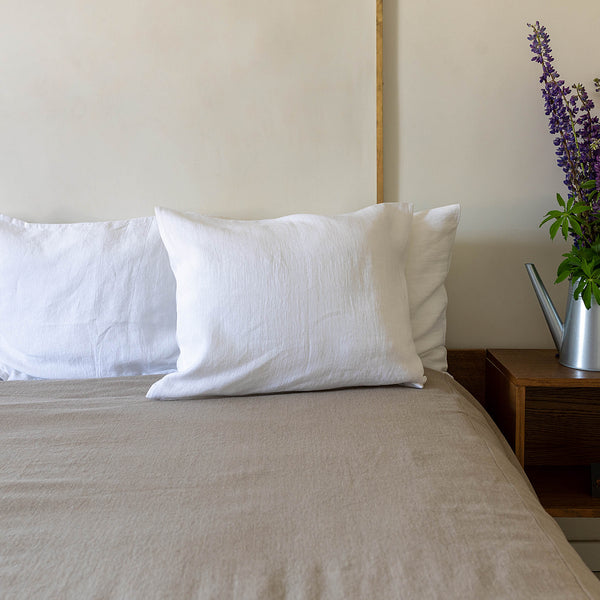 Mix and match the colours of the pillow sham boldly and create a unique atmosphere in your home. The natural linen fabric is hard-wearing and lasts for many years, so this cover will delight you for a long time and add an irreplaceable natural charm to your home.