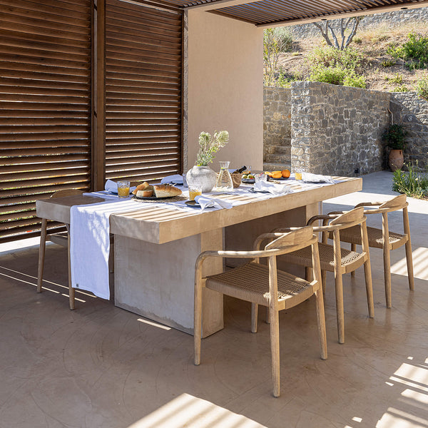 Give your table a touch of distinction and decoration with our bright white linen table runner. Use the table runner on its own or combine it with a linen tablecloth, placemats or napkins.