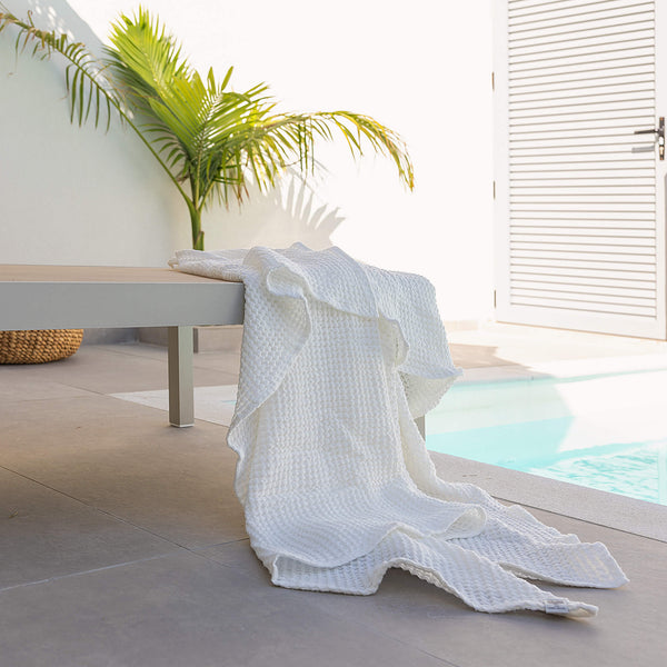 Bright white linen has excellent breathability and good antimicrobial properties, so towels dry faster and are free from mould, germs or unpleasant odours.