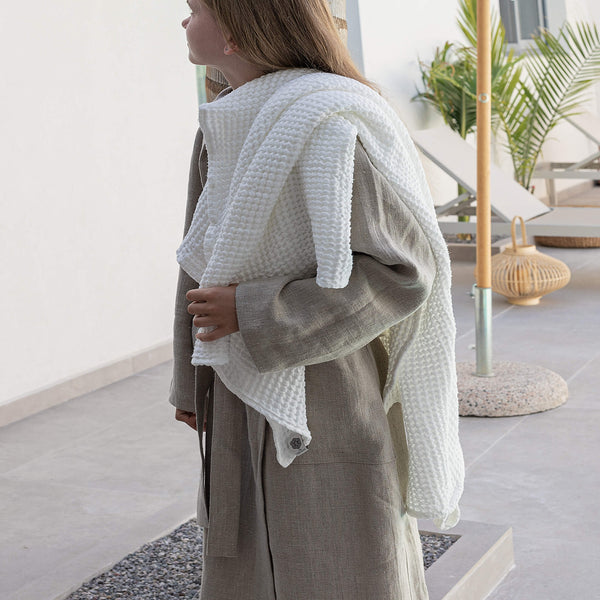 Bright white linen has excellent breathability and good antimicrobial properties, so towels dry faster and are free from mould, germs or unpleasant odours.