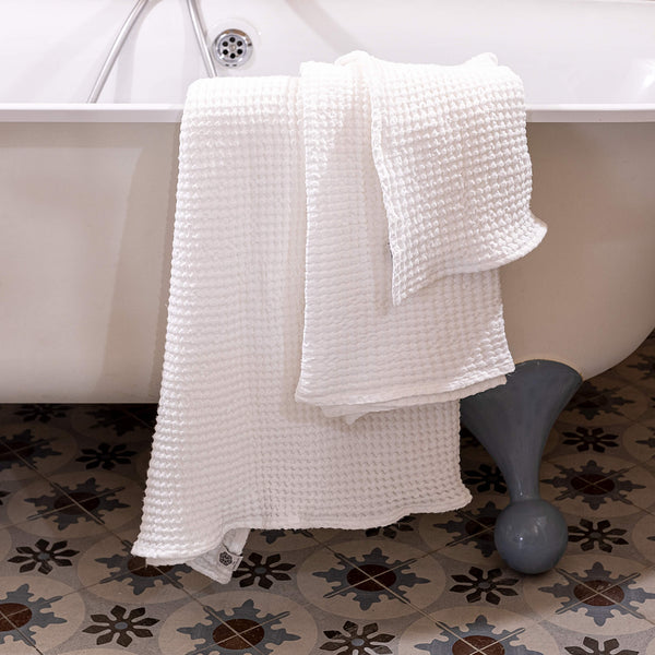 Bright white linen has excellent breathability and good antimicrobial properties, so towels dry faster and are free from mould, germs or unpleasant odours.