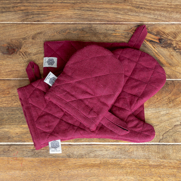 Crafted with care, these burgundy red linen oven mitten sets are the perfect companions for your culinary adventures.