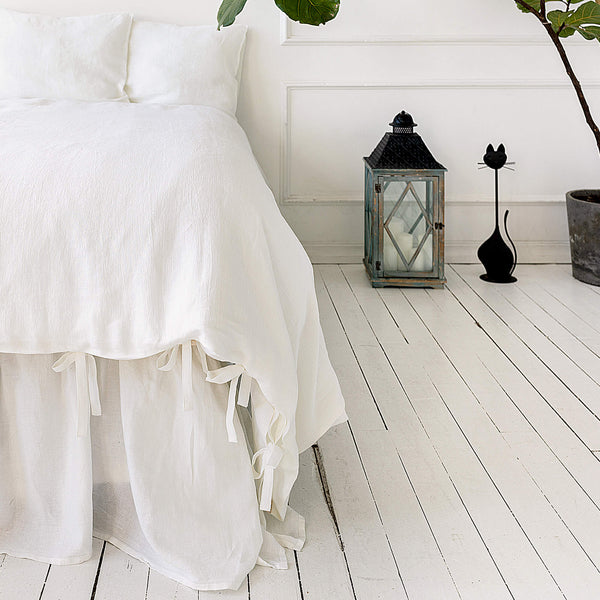 Present our luxurious bright white linen duvet cover set, designed to elevate both the aesthetic appeal and comfort level of your bedroom. Our linen duvet covers are made from a single, wide fabric, eliminating any unsightly seams in the middle.