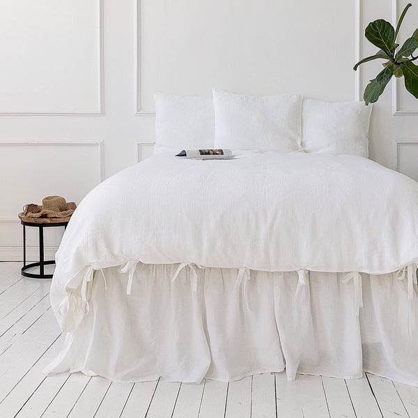 Present our luxurious bright white linen duvet cover set, designed to elevate both the aesthetic appeal and comfort level of your bedroom. Our linen duvet covers are made from a single, wide fabric, eliminating any unsightly seams in the middle.