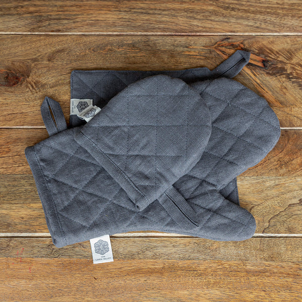 Crafted with care, these charcoal grey linen oven mitten sets are the perfect companions for your culinary adventures.