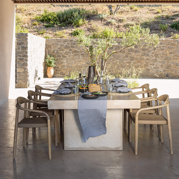 Give your table a touch of distinction and decoration with our charcoal grey linen table runner. Use the table runner on its own or combine it with a linen tablecloth, placemats or napkins.