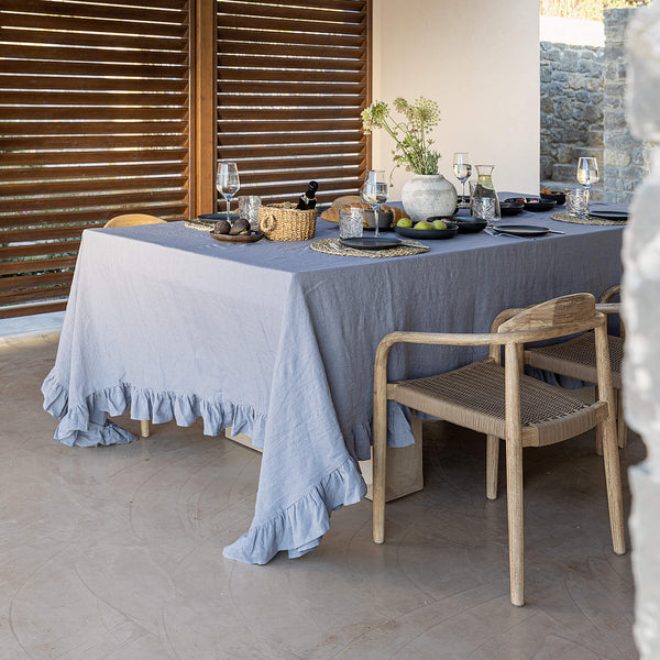 Listen to your wishes and dreams and give your dining area a new character with our charcoal grey linen tablecloth in an easy and stylish way. Our linen tablecloths are made from high quality natural linen and are designed to last you a long time.