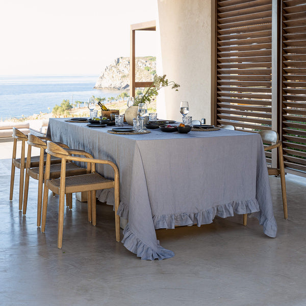 Listen to your wishes and dreams and give your dining area a new character with our charcoal grey linen tablecloth in an easy and stylish way. Our linen tablecloths are made from high quality natural linen and are designed to last you a long time.