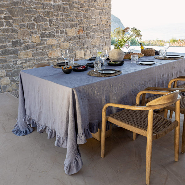 Listen to your wishes and dreams and give your dining area a new character with our charcoal grey linen tablecloth in an easy and stylish way. Our linen tablecloths are made from high quality natural linen and are designed to last you a long time.