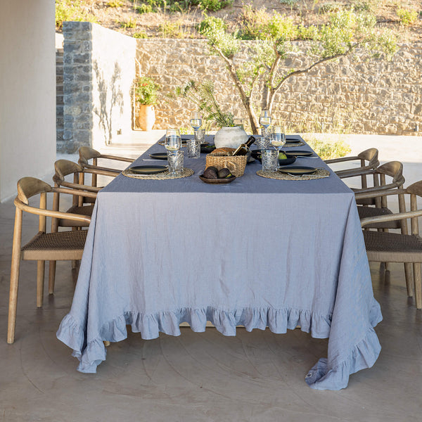 Listen to your wishes and dreams and give your dining area a new character with our charcoal grey linen tablecloth in an easy and stylish way. Our linen tablecloths are made from high quality natural linen and are designed to last you a long time.