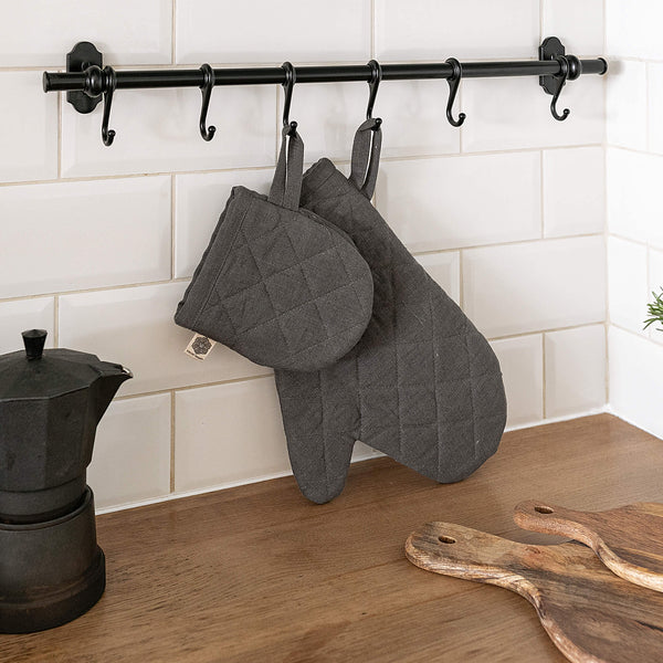 The linen oven mitt come in a variety of pastel and rich colours, which are a perfect match for our other home textiles.