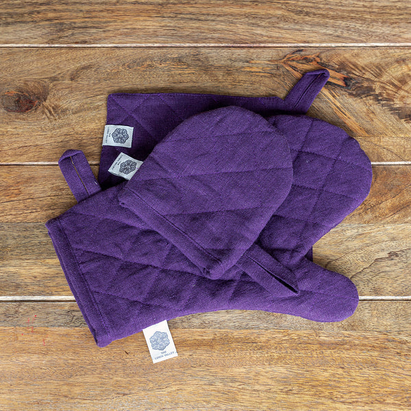 Crafted with care, these deep purple linen oven mitten sets are the perfect companions for your culinary adventures.