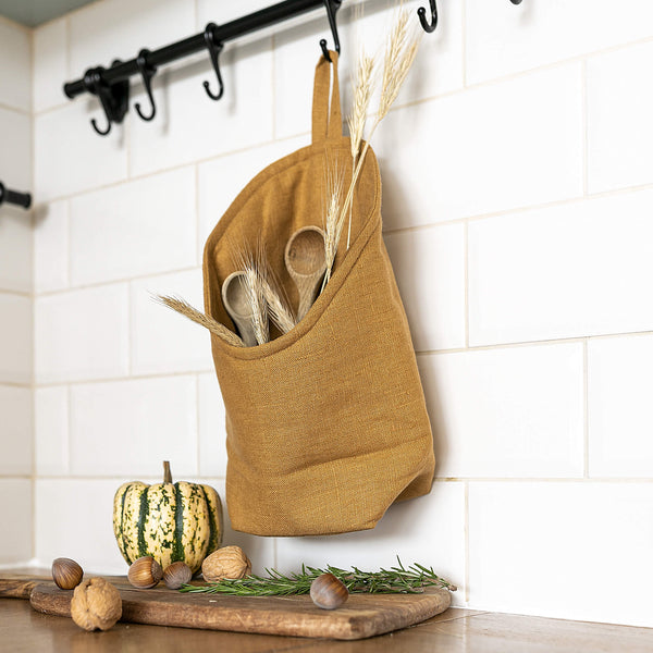 From spices to tools and much more, the linen bags are the perfect place to put your spices, utensils and more.The linen kitchen bags are made using leftover linen textiles from our other linen products.