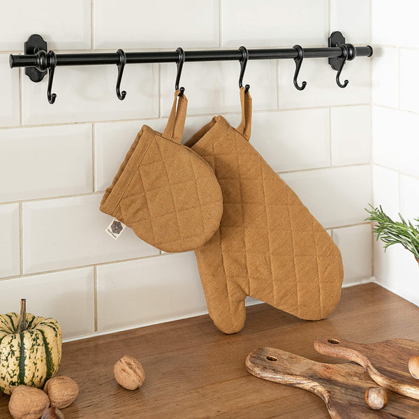 The linen oven mitt come in a variety of pastel and rich colours, which are a perfect match for our other home textiles.