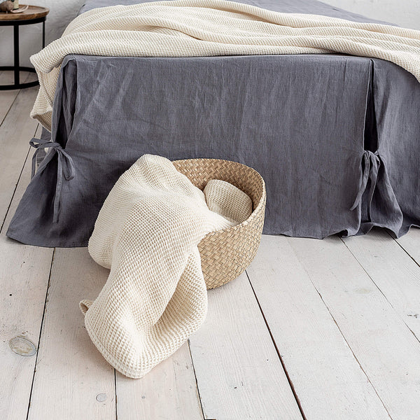 Introducing our charcoal grey linen bed valance, the perfect addition to complete your bedding look.Whether you're looking to enhance the aesthetics of your bedroom or simply add a functional element to your bedding, our charcoal grey bed valance is a perfect choice.