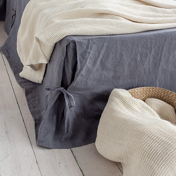 Introducing our charcoal grey linen bed valance, the perfect addition to complete your bedding look.Whether you're looking to enhance the aesthetics of your bedroom or simply add a functional element to your bedding, our charcoal grey bed valance is a perfect choice.