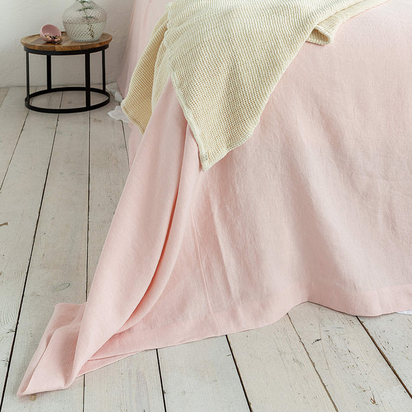 The quartz rose linen bedspread has been carefully designed to suit a wide range of interior styles and to blend perfectly in both classic and contemporary home spaces.Our linen bedspreads are extremely versatile, fitting into a wide range of interiors and complementing them perfectly, adding new colours and emotions.